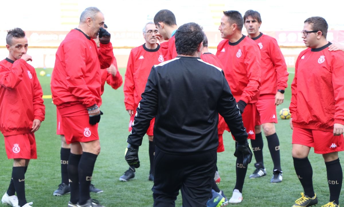 La Cultural organiza el último entrenamiento de su equipo inclusivo, con exjugadores y usuarios de Asprona León, para el torneo '+ Que Goles' que se disputará el domingo en Burgos.