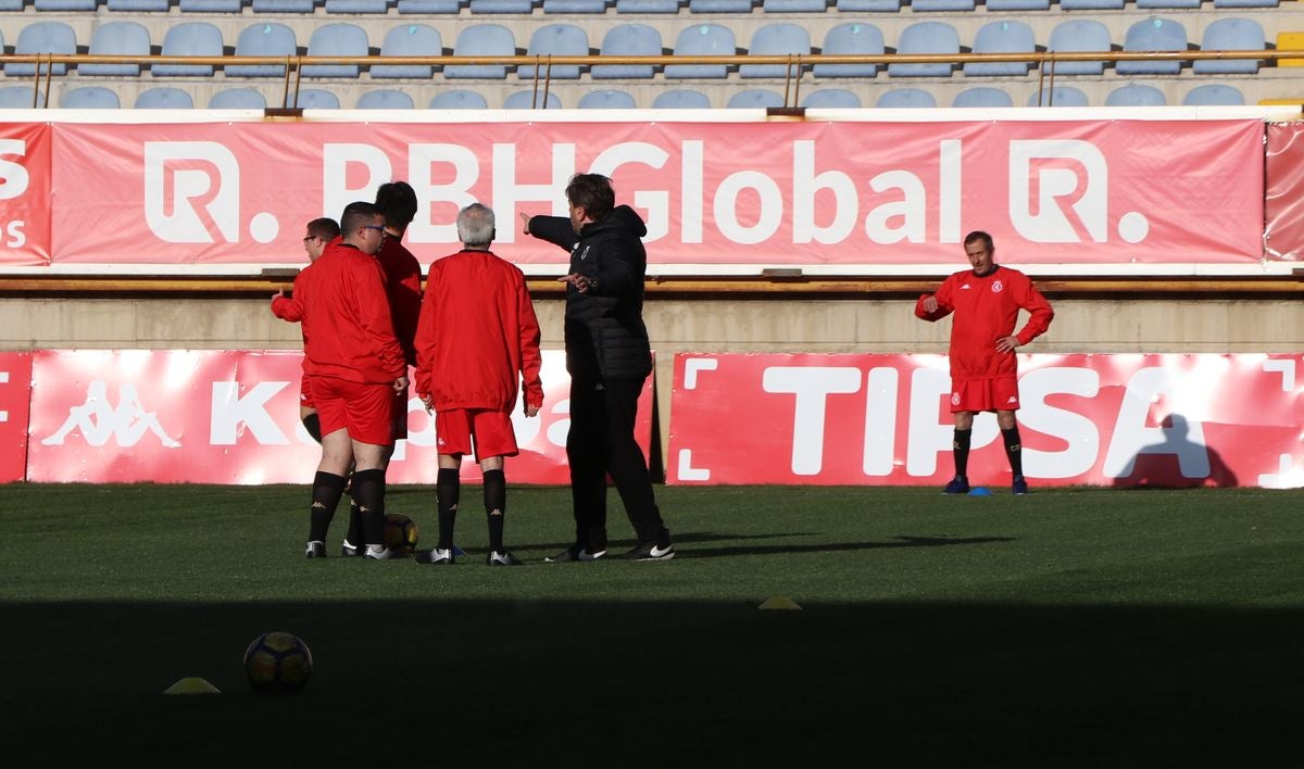 La Cultural organiza el último entrenamiento de su equipo inclusivo, con exjugadores y usuarios de Asprona León, para el torneo '+ Que Goles' que se disputará el domingo en Burgos.