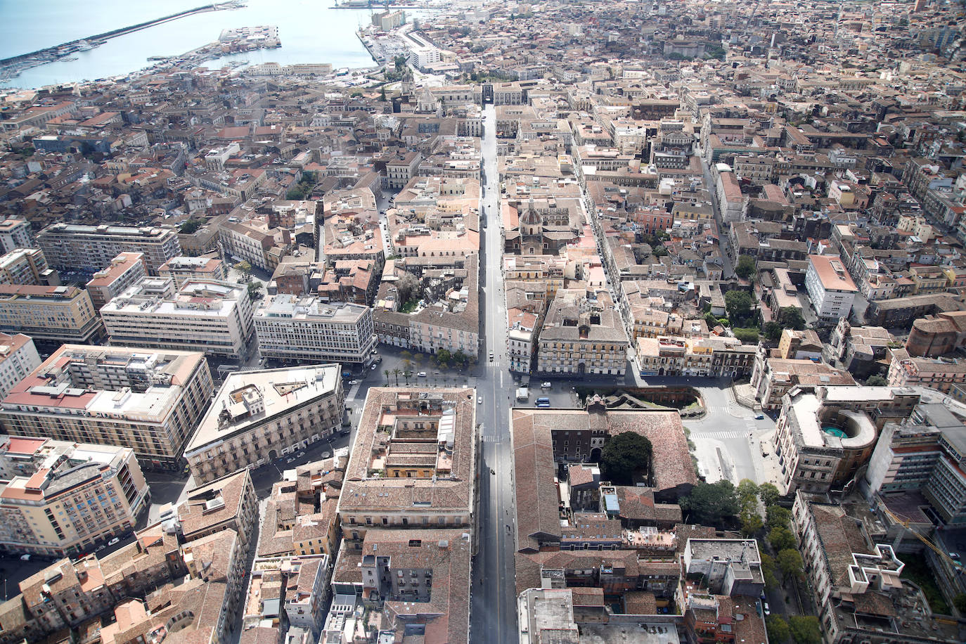 Catania | Media de 347 horas de sol al mes. Para aprovechar el buen tiempo, diríjate a La Playa, la favorita de los lugareños. Pasa el día tomando el sol y disfruta de la animación nocturna.