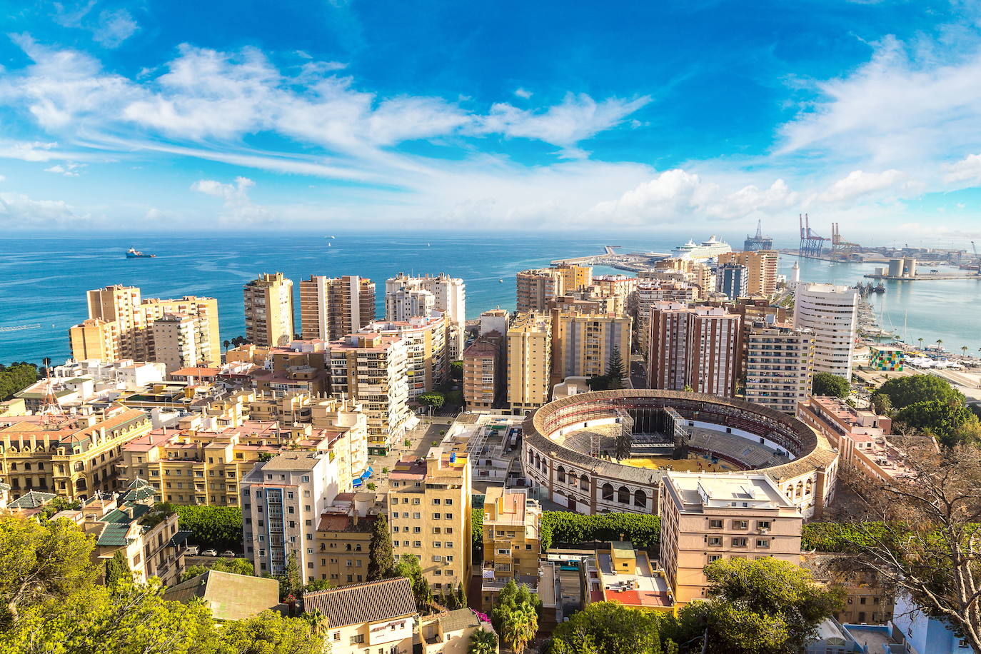 Málaga | Media de 345 horas de sol al mes. La ciudad portuaria de Málaga se encuentra en la costa sur de España, la Costa del Sol, y es un destino turístico muy apreciado durante todo el año, pero especialmente durante los cálidos meses de verano. El moderno horizonte de Málaga alberga una gran variedad de hoteles y complejos turísticos que se asientan a lo largo de la playa de arena, lo que la hace perfecta para una escapada a la ciudad con una opción de playa cercana.