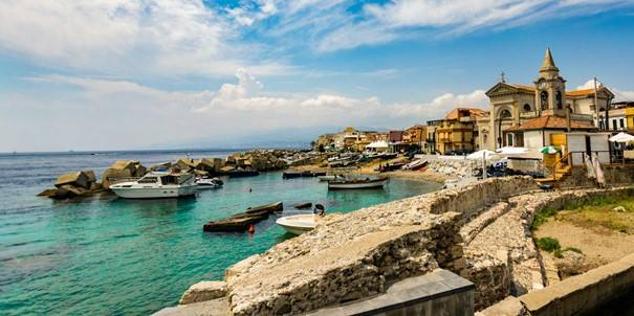 Messina | Media de 345 horas de sol al mes. En quinto lugar, con una media de 345 horas de sol al mes, volvemos a Italia, a Mesina, la tercera ciudad más grande de la isla de Sicilia. Esta ciudad portuaria es un próspero destino turístico de cruceros y está situada en el extremo noreste de la isla. Su posición le permite ofrecer una amplia gama de hermosas costas entre las que elegir nada más atracar en la ciudad.