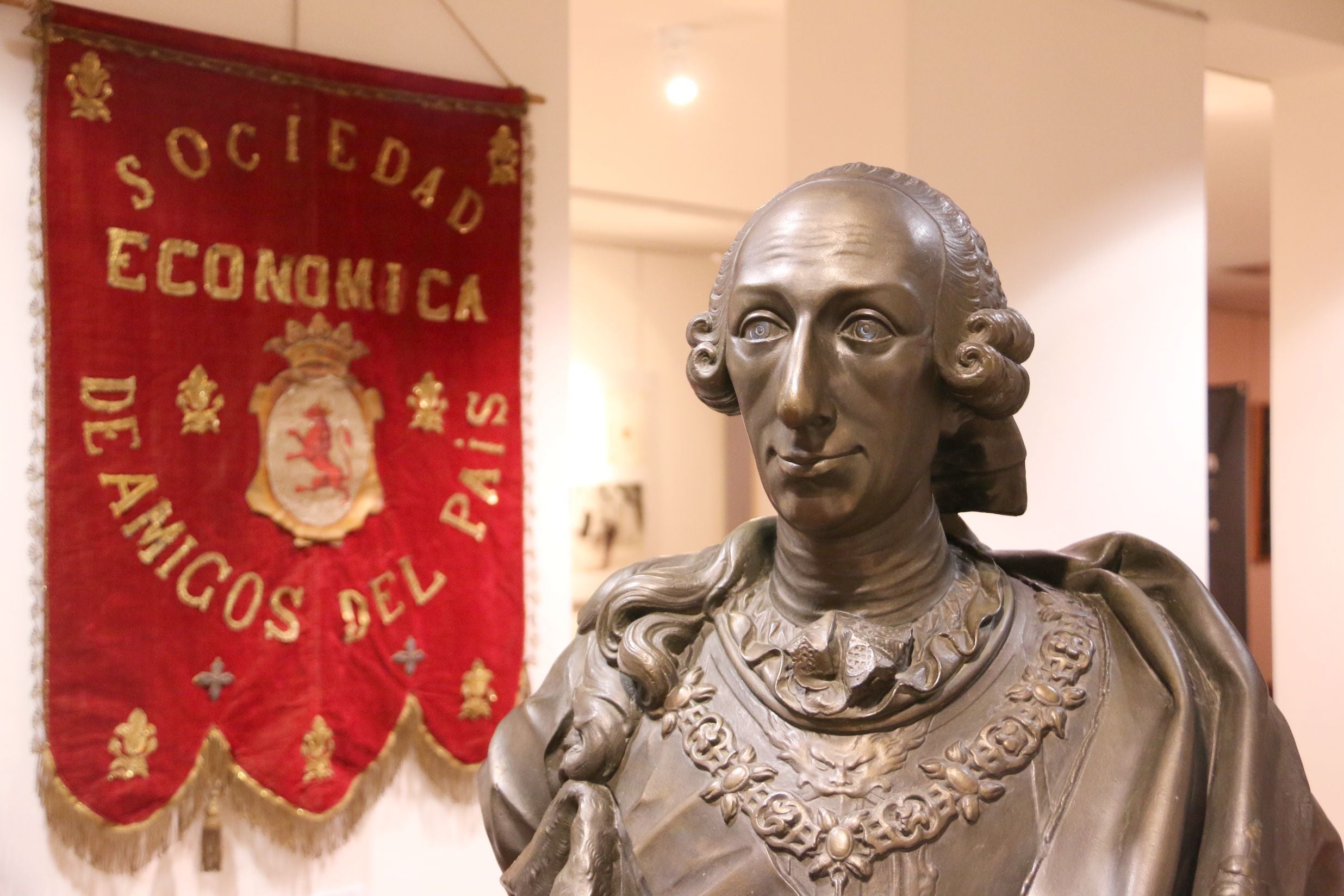 Exposición en conmemoración a 240 aniversario de la Real Sociedad Económica de Amigos del País, en el Museo Casa Botines.