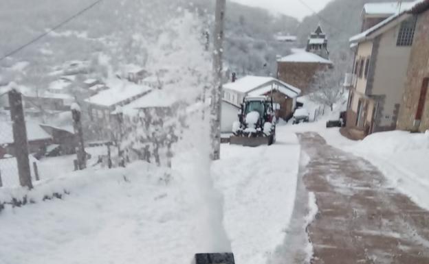 La nieve cubre la montaña leonesa con previsión de fuertes precipitaciones a finales de la semana.