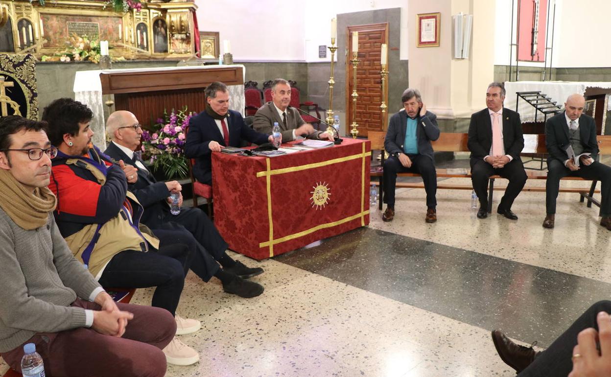 Presentación de la revista de la cofradía del Dulce Nombre de Jesús Nazareno en Santa Nonia.