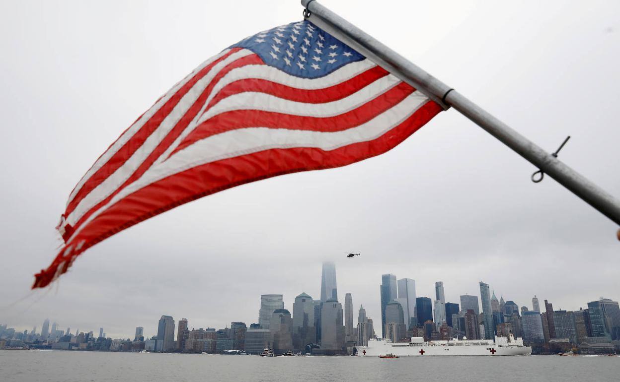 Bandera americana frente a Nueva York. 