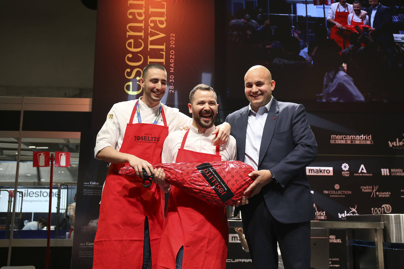 Miguel Carretero, en el centro, con un jamón Joselito como premio por la mejor croqueta.