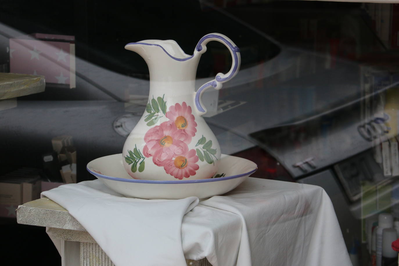 Los comercios leoneses recuperan con más empeño que nunca la tradición de decorar sus escaparates en la antesala de la Semana Santa. Todo tipo de motivos del tiempo santo se exhiben tras sus cristales. 