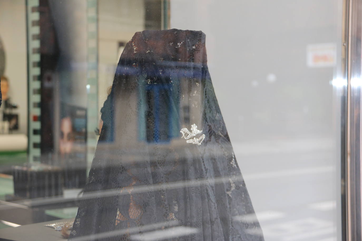 Los comercios leoneses recuperan con más empeño que nunca la tradición de decorar sus escaparates en la antesala de la Semana Santa. Todo tipo de motivos del tiempo santo se exhiben tras sus cristales. 
