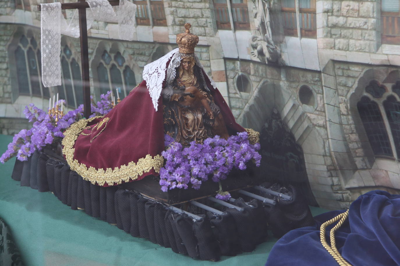 Los comercios leoneses recuperan con más empeño que nunca la tradición de decorar sus escaparates en la antesala de la Semana Santa. Todo tipo de motivos del tiempo santo se exhiben tras sus cristales. 