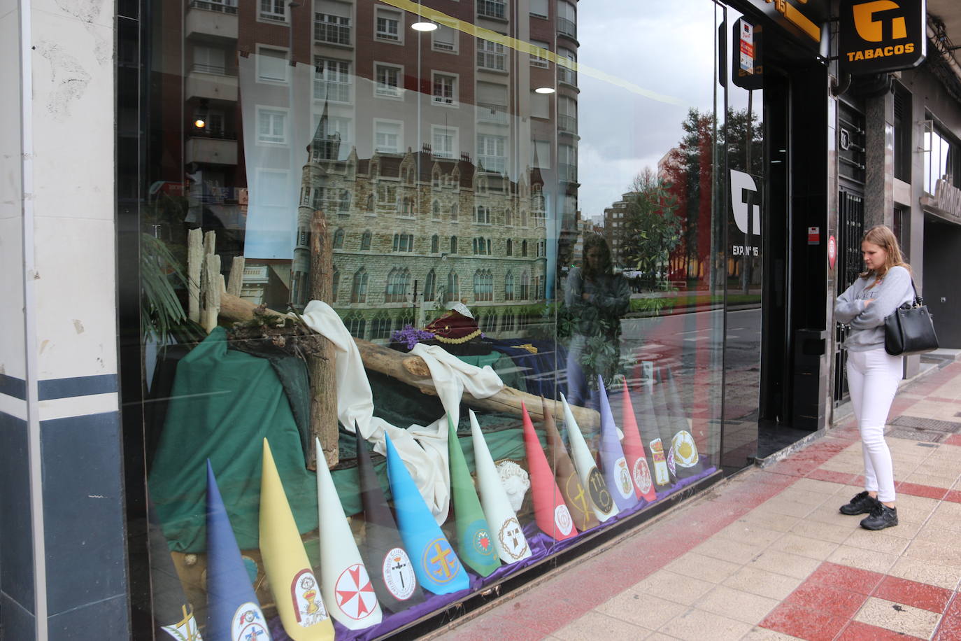 Los comercios leoneses recuperan con más empeño que nunca la tradición de decorar sus escaparates en la antesala de la Semana Santa. Todo tipo de motivos del tiempo santo se exhiben tras sus cristales. 