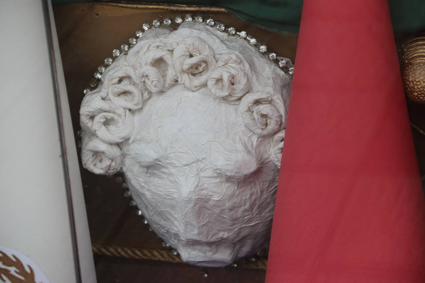 Los comercios leoneses recuperan con más empeño que nunca la tradición de decorar sus escaparates en la antesala de la Semana Santa. Todo tipo de motivos del tiempo santo se exhiben tras sus cristales. 