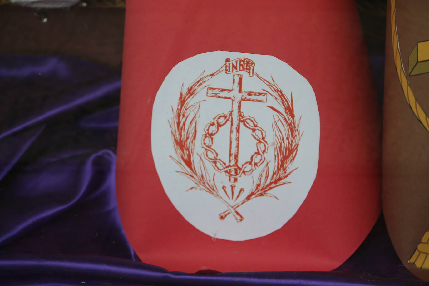 Los comercios leoneses recuperan con más empeño que nunca la tradición de decorar sus escaparates en la antesala de la Semana Santa. Todo tipo de motivos del tiempo santo se exhiben tras sus cristales. 