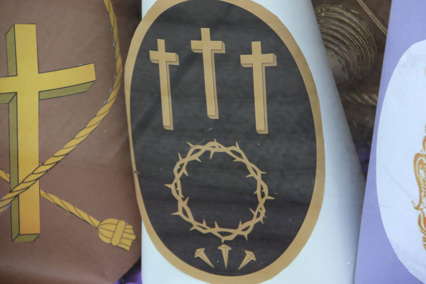 Los comercios leoneses recuperan con más empeño que nunca la tradición de decorar sus escaparates en la antesala de la Semana Santa. Todo tipo de motivos del tiempo santo se exhiben tras sus cristales. 
