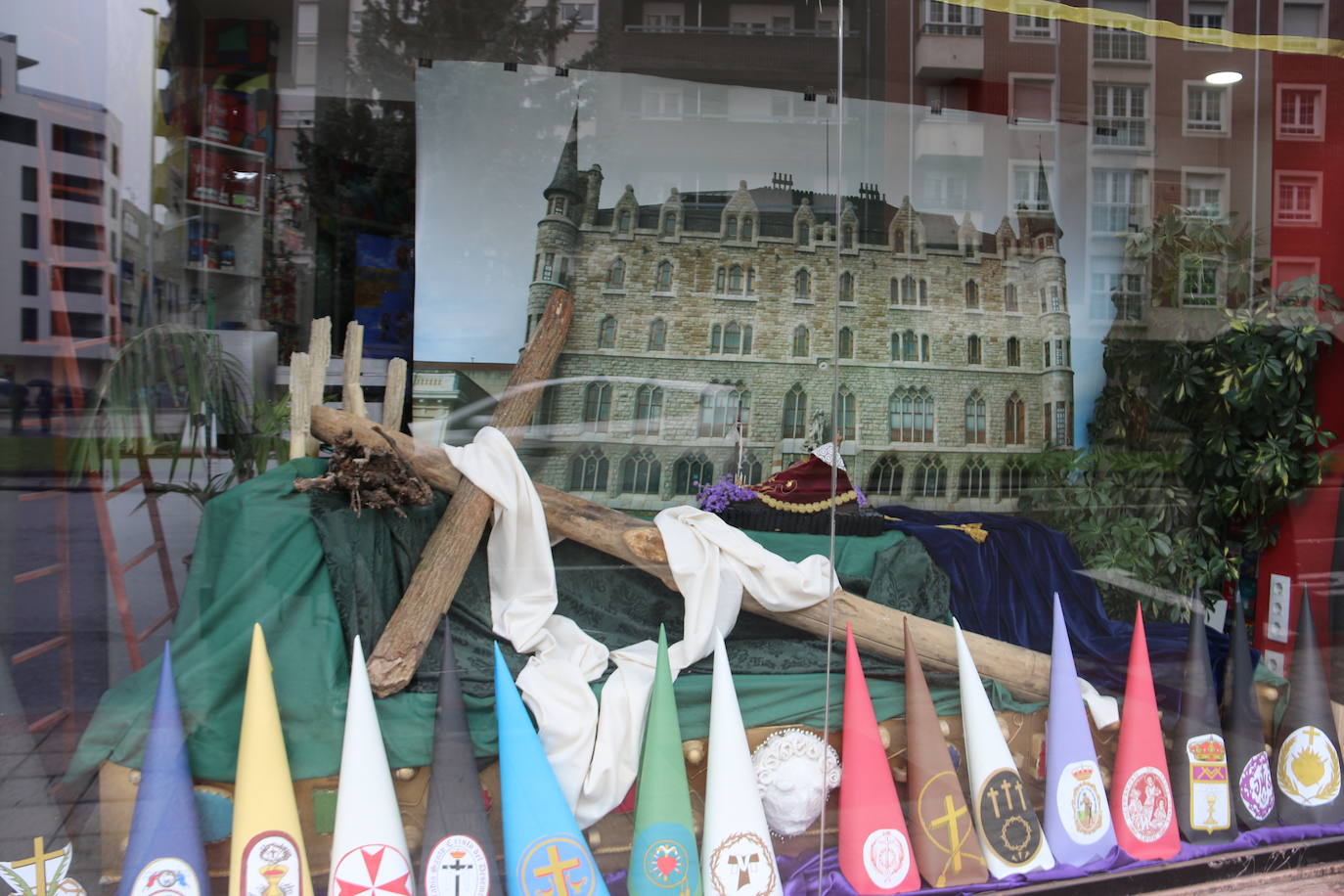 Los comercios leoneses recuperan con más empeño que nunca la tradición de decorar sus escaparates en la antesala de la Semana Santa. Todo tipo de motivos del tiempo santo se exhiben tras sus cristales. 