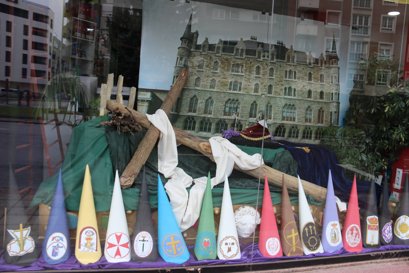 Los comercios leoneses recuperan con más empeño que nunca la tradición de decorar sus escaparates en la antesala de la Semana Santa. Todo tipo de motivos del tiempo santo se exhiben tras sus cristales. 