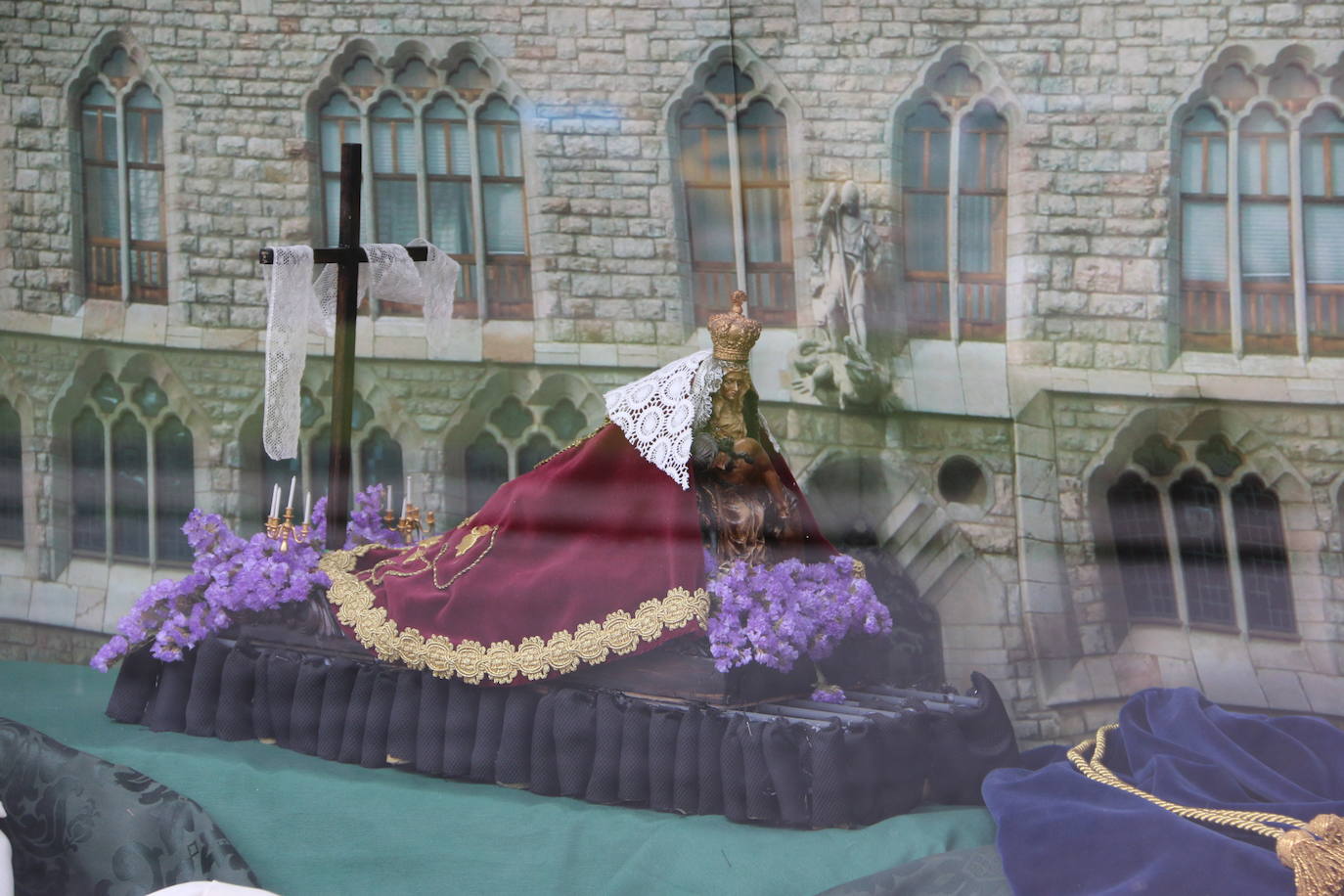 Los comercios leoneses recuperan con más empeño que nunca la tradición de decorar sus escaparates en la antesala de la Semana Santa. Todo tipo de motivos del tiempo santo se exhiben tras sus cristales. 