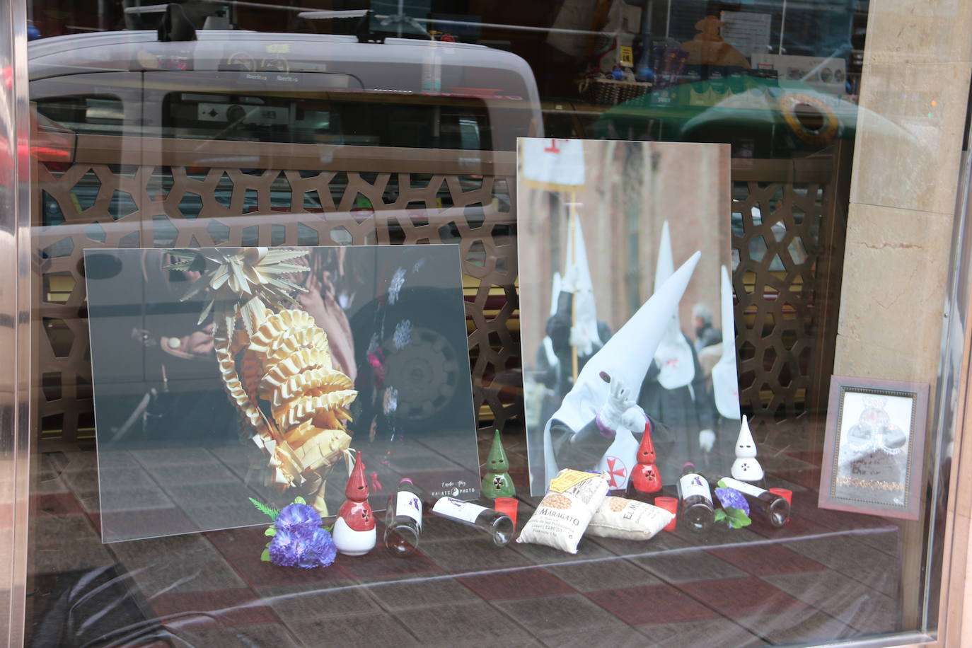 Los comercios leoneses recuperan con más empeño que nunca la tradición de decorar sus escaparates en la antesala de la Semana Santa. Todo tipo de motivos del tiempo santo se exhiben tras sus cristales. 