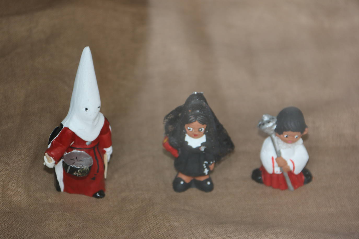 Los comercios leoneses recuperan con más empeño que nunca la tradición de decorar sus escaparates en la antesala de la Semana Santa. Todo tipo de motivos del tiempo santo se exhiben tras sus cristales. 