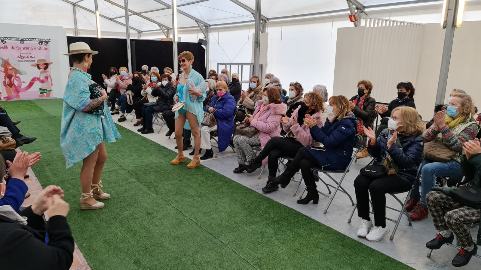 El Corte Inglés ha acogido un año más el desfile de lencería y trajes de baño de Almon en el que las modelos han sido mujeres que han superado cáncer de mama, dando visibilidad a las heroínas que han derrotado al cáncer de mama.