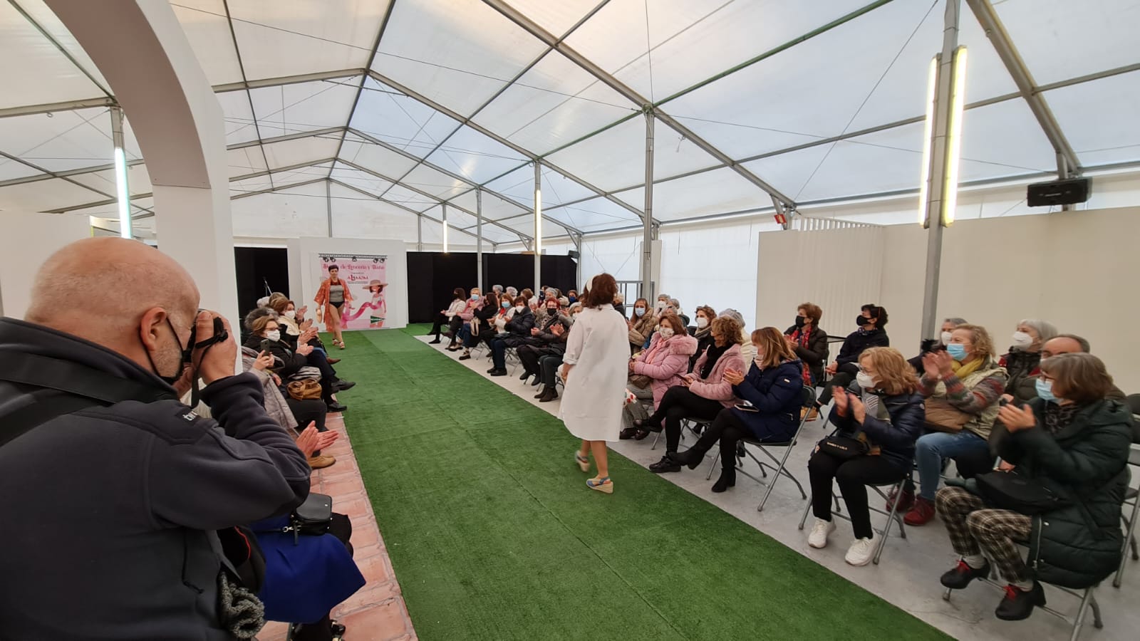 El Corte Inglés ha acogido un año más el desfile de lencería y trajes de baño de Almon en el que las modelos han sido mujeres que han superado cáncer de mama, dando visibilidad a las heroínas que han derrotado al cáncer de mama.