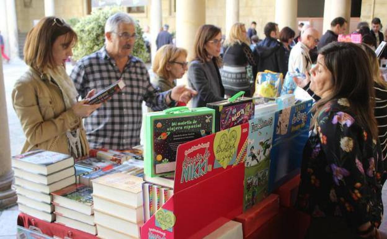 Puesto de venta de ejemplares en León, con motivo del Día del Libro. 