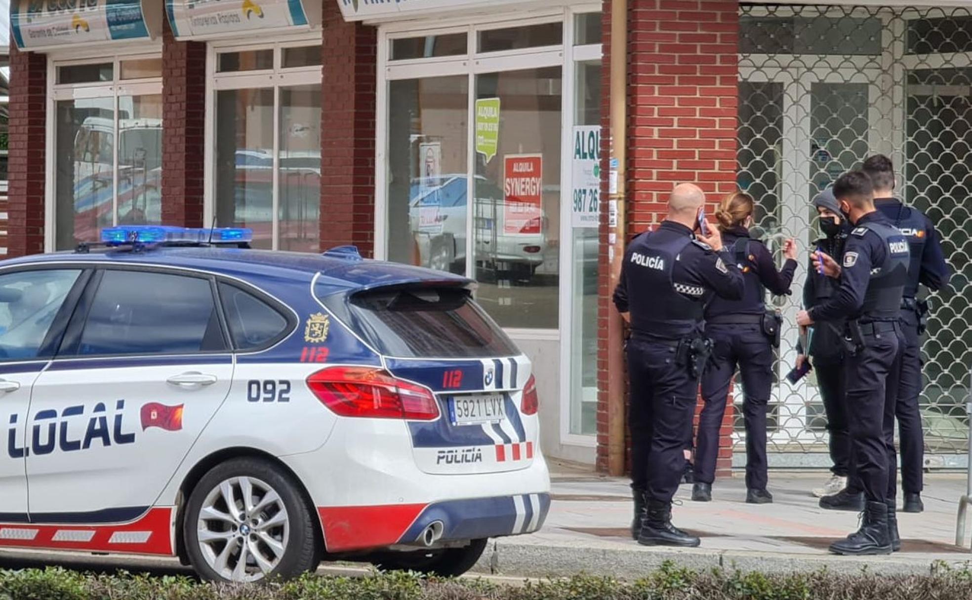 Efectivos de la Policía Local y Nacional durante la identificación de los jóvenes en la Avenida Reyes Leoneses. 