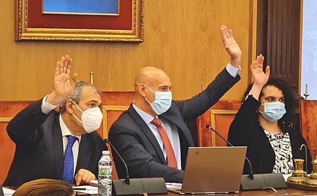 Una de las votaciones del pleno de marzo en el Ayuntamiento de León. En la imagen, Canuria, Diez y López votando. 