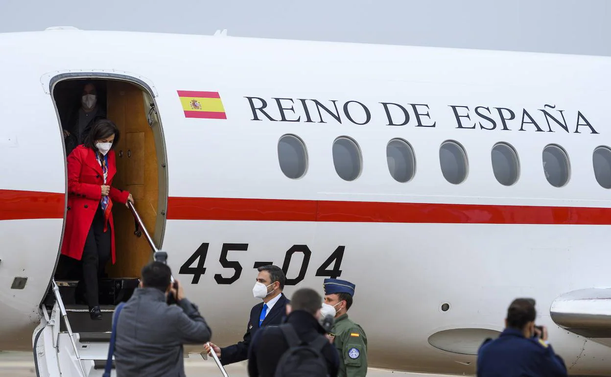 La ministra de Defensa, Margarita Robles, durante su visita este jueves a a Base Aérea de Morón (Sevilla).