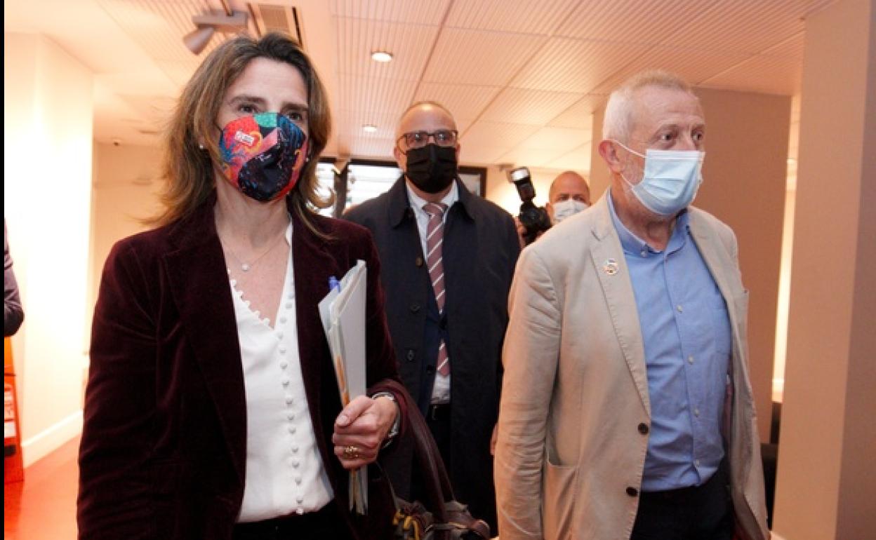 La la ministra para la Transición Ecológica y el Reto Demográfico, junto al alcalde de Ponferrada y el director general de Ciuden. 