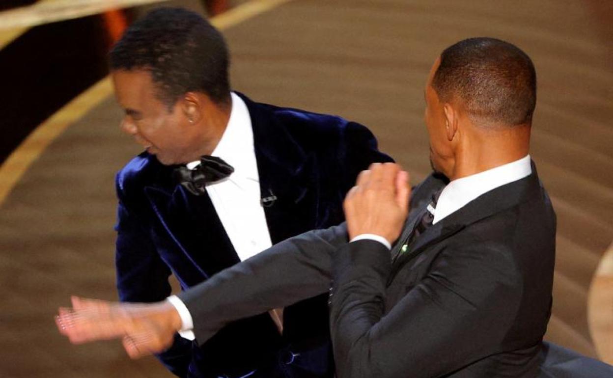 Momento en el Will Smith abofetea a Chris Rock. 