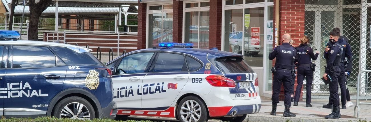 La Policía Local del Ayuntamiento de León interceptó ayer, en torno a las 16 horas, a dos menores de edad que habían realizado grafitis en uno de los laterales del Museo de Arte Contemporáneo de Castilla y León (Musac) tras recibir la llamada de aviso de un agente de Miranda de Ebro (Burgos) fuera de servicio. 