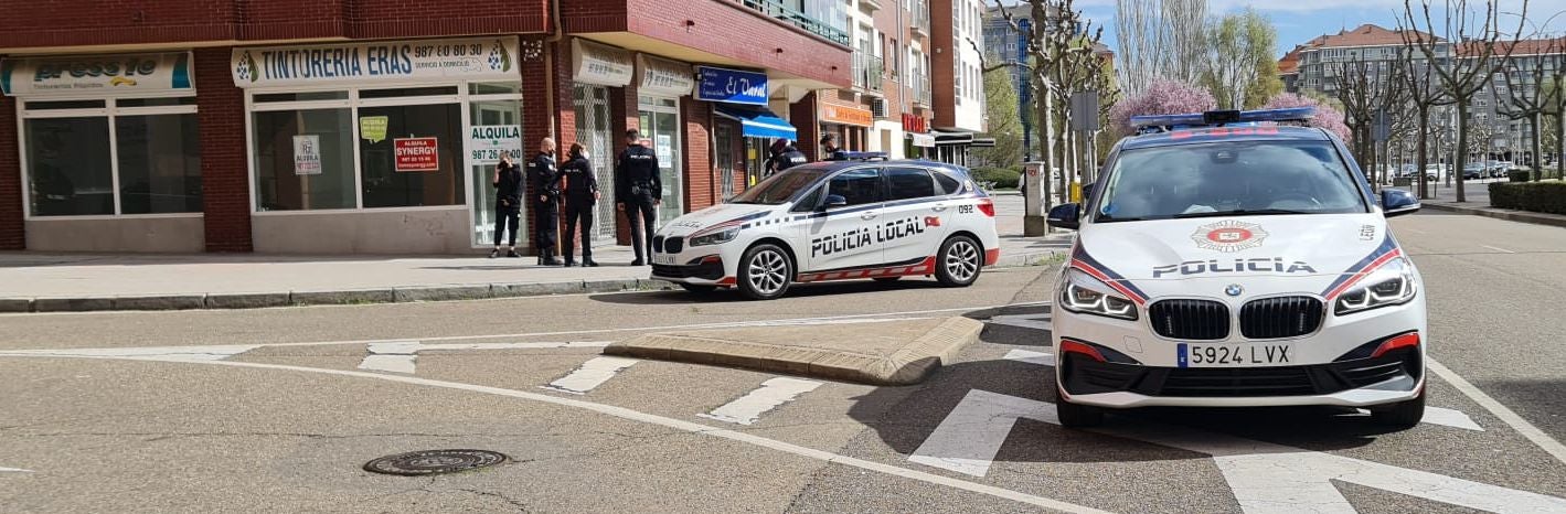 La Policía Local del Ayuntamiento de León interceptó ayer, en torno a las 16 horas, a dos menores de edad que habían realizado grafitis en uno de los laterales del Museo de Arte Contemporáneo de Castilla y León (Musac) tras recibir la llamada de aviso de un agente de Miranda de Ebro (Burgos) fuera de servicio. 