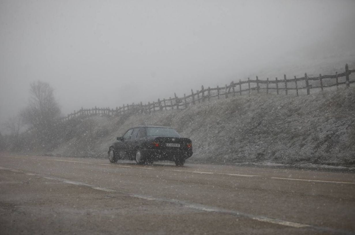 La nieve caída en las últimas complica la circulación en la zona note de la provincia y cierra Pajares a camiones | La DGT ha obligado al uso de cadenas al complicarse el tráfico en ese punto de la provincia. 