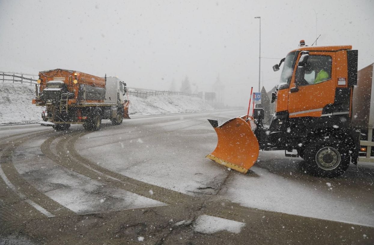 La nieve caída en las últimas complica la circulación en la zona note de la provincia y cierra Pajares a camiones | La DGT ha obligado al uso de cadenas al complicarse el tráfico en ese punto de la provincia. 