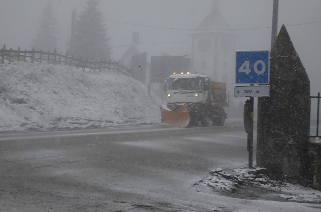 La nieve caída en las últimas complica la circulación en la zona note de la provincia y cierra Pajares a camiones | La DGT ha obligado al uso de cadenas al complicarse el tráfico en ese punto de la provincia. 