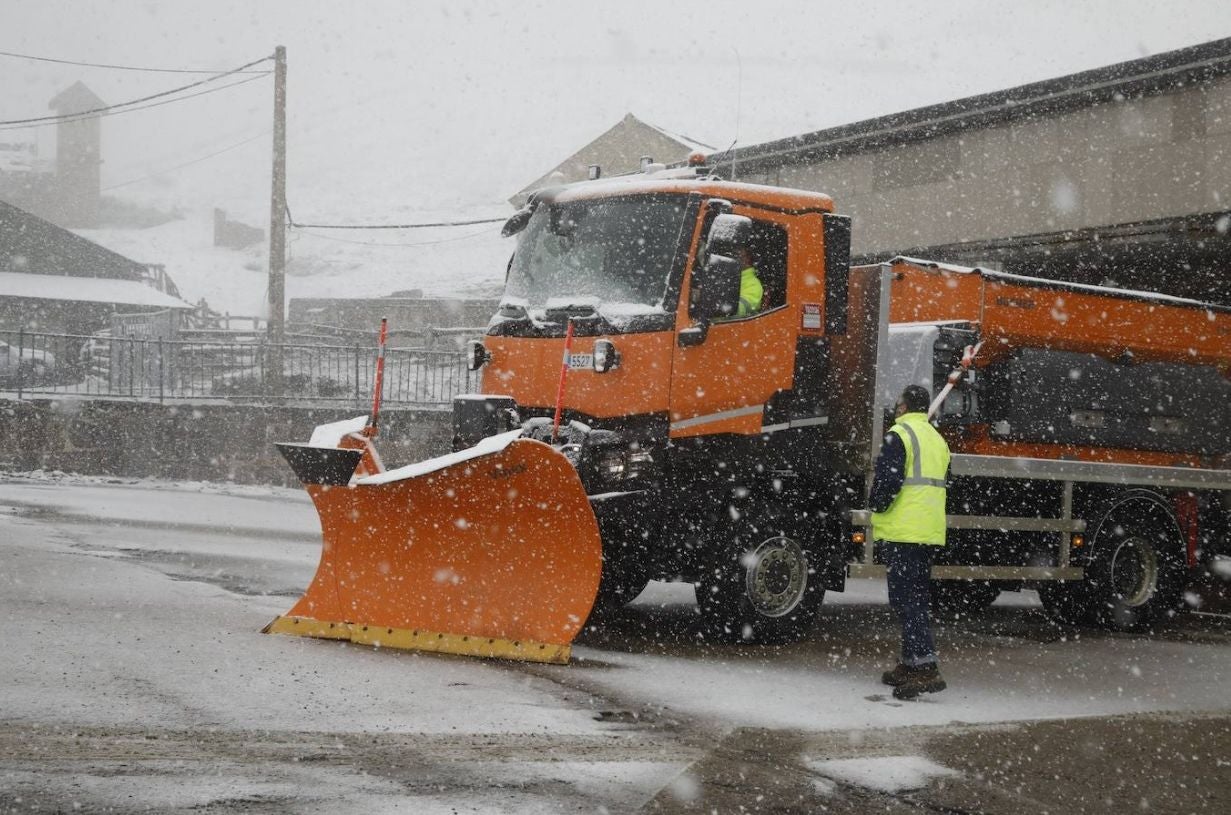 La nieve caída en las últimas complica la circulación en la zona note de la provincia y cierra Pajares a camiones | La DGT ha obligado al uso de cadenas al complicarse el tráfico en ese punto de la provincia. 