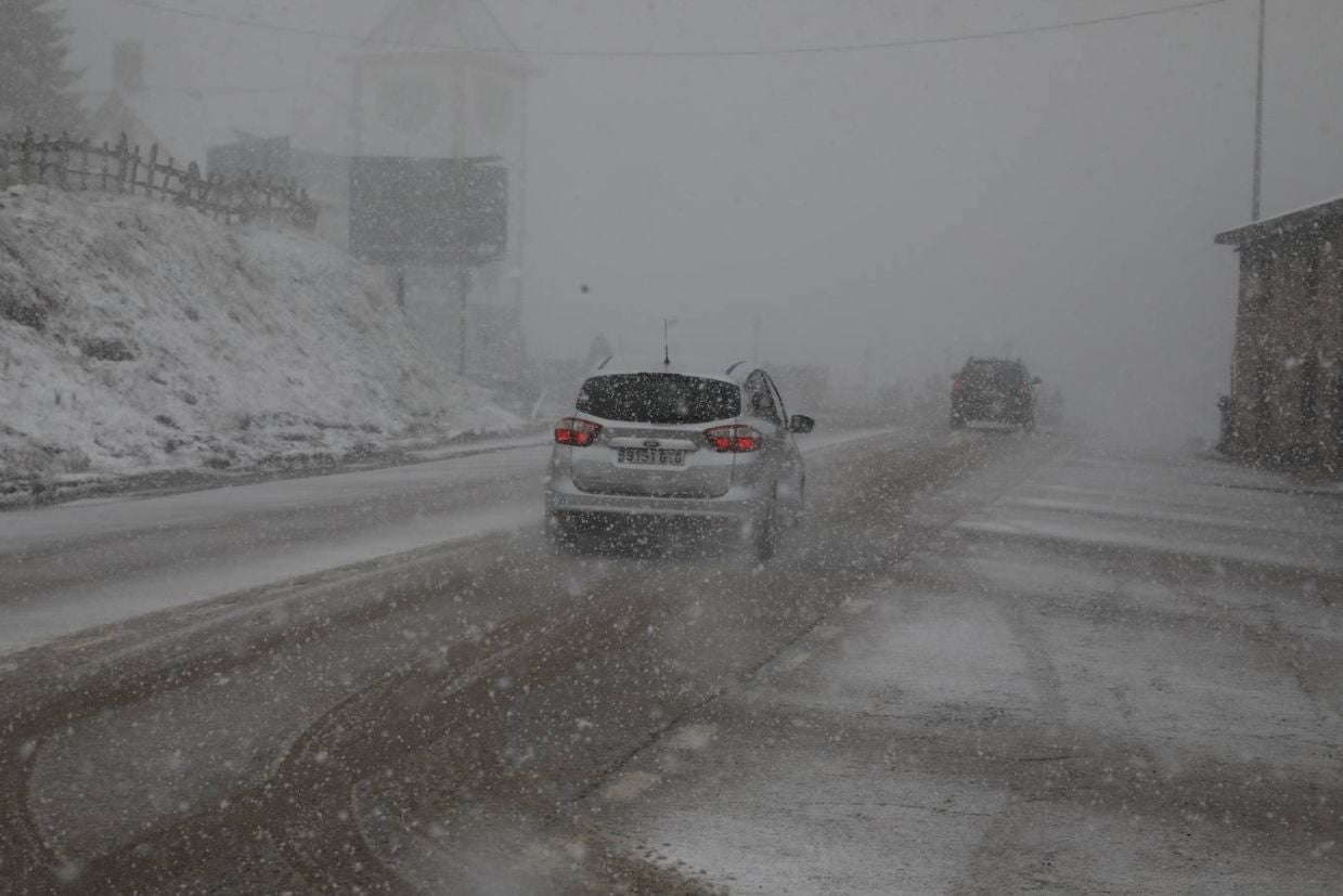 La nieve caída en las últimas complica la circulación en la zona note de la provincia y cierra Pajares a camiones | La DGT ha obligado al uso de cadenas al complicarse el tráfico en ese punto de la provincia. 