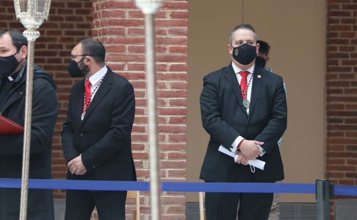 La Cofradía de las Siete Palabras ha presentado este sábado su nueva imagen que completa así los siete pasos que procesionarán el próximo Viernes Santo por las calles de León.