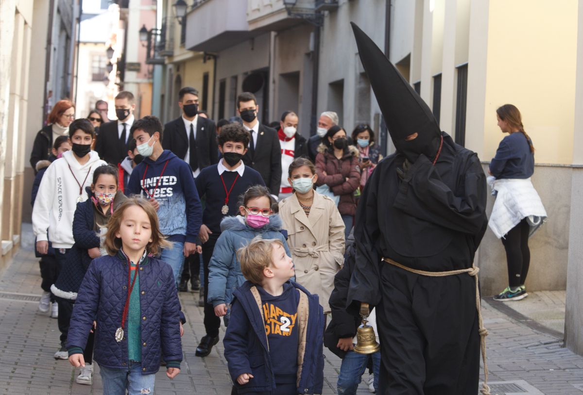 El nazareno Lambrión Chupacandiles anuncia con su campana la llegada de la Semana Santa a Ponferrada