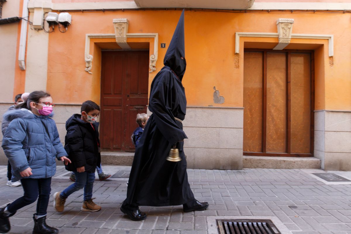 El nazareno Lambrión Chupacandiles anuncia con su campana la llegada de la Semana Santa a Ponferrada