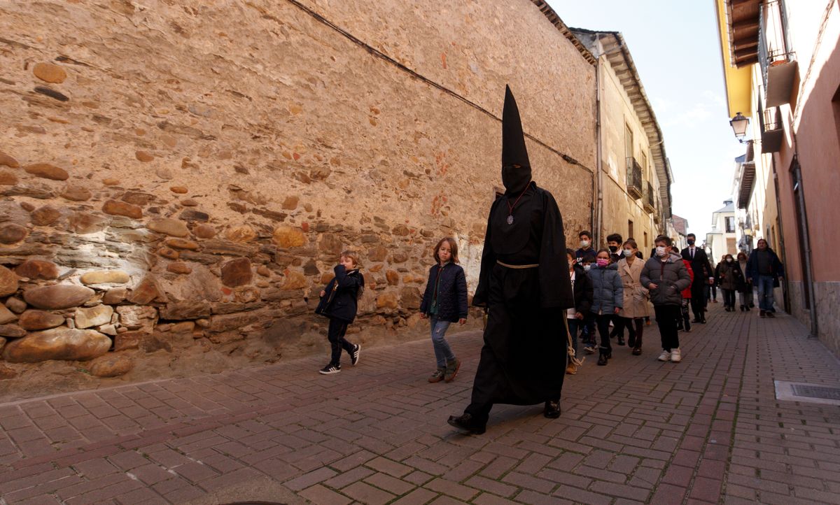 El nazareno Lambrión Chupacandiles anuncia con su campana la llegada de la Semana Santa a Ponferrada