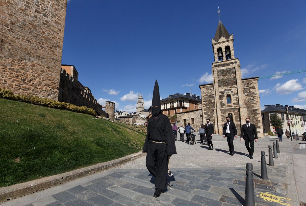 El nazareno Lambrión Chupacandiles anuncia con su campana la llegada de la Semana Santa a Ponferrada