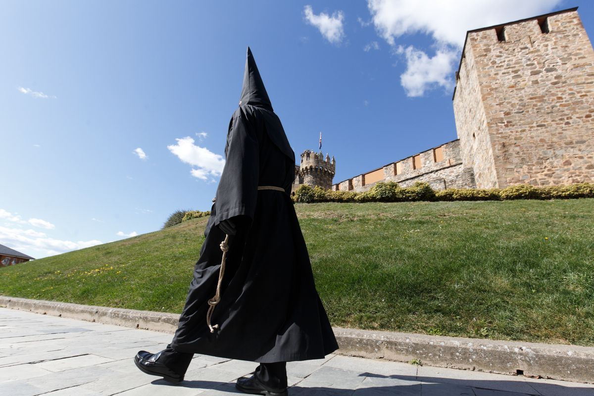 El nazareno Lambrión Chupacandiles anuncia con su campana la llegada de la Semana Santa a Ponferrada