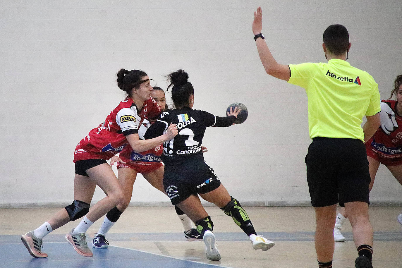 El conjunto leonés cae en su último partido de la temporada como local y se aleja notablemente del playoff