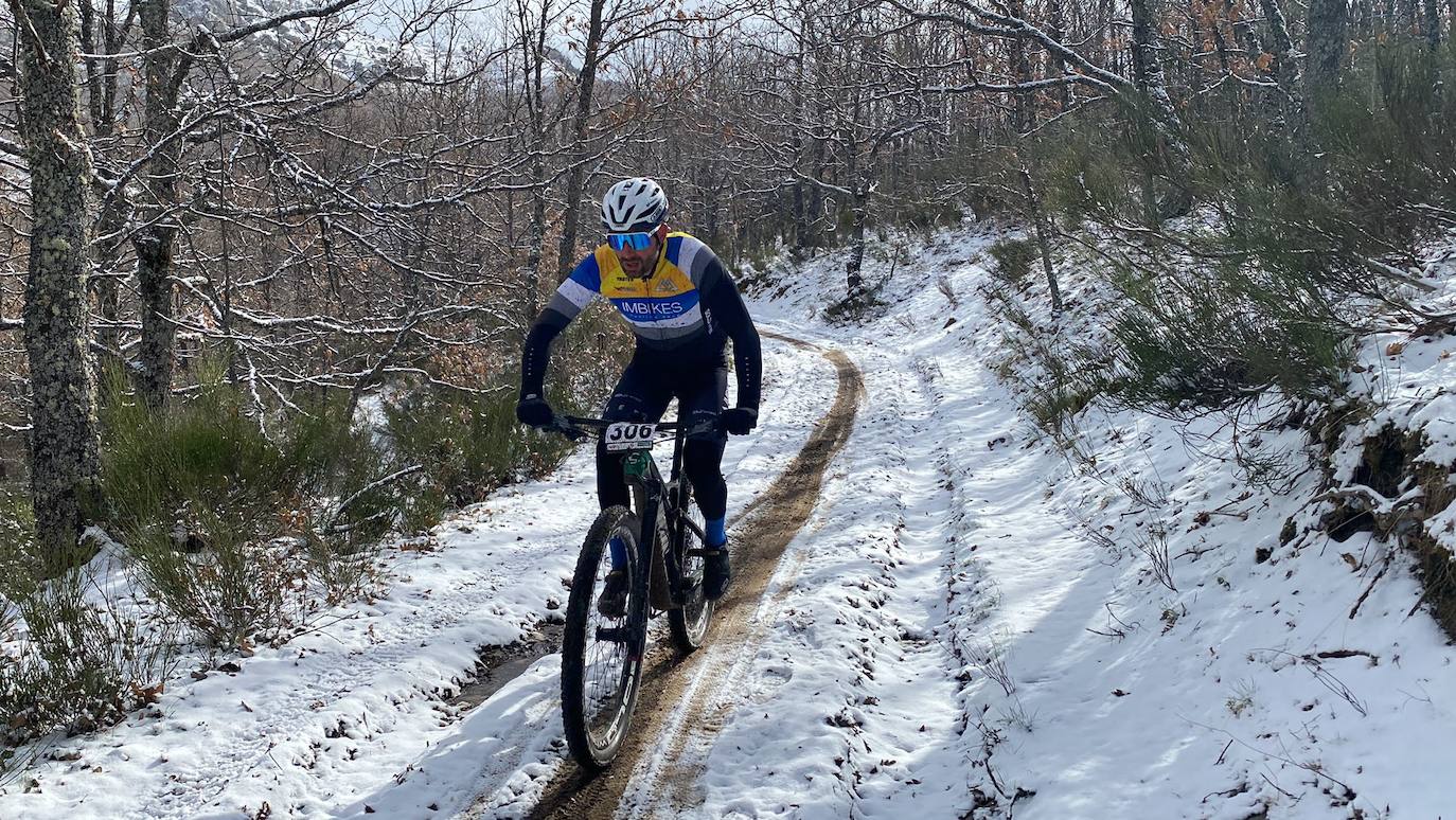 El frío y un recorrido de 2.700 metros de desnivel y 133 kilómetros ha sido el duro reto al que se han enfrentado los participantes de la Power Race León, con Francisco Herrero y Anna Ramírez como ganadores