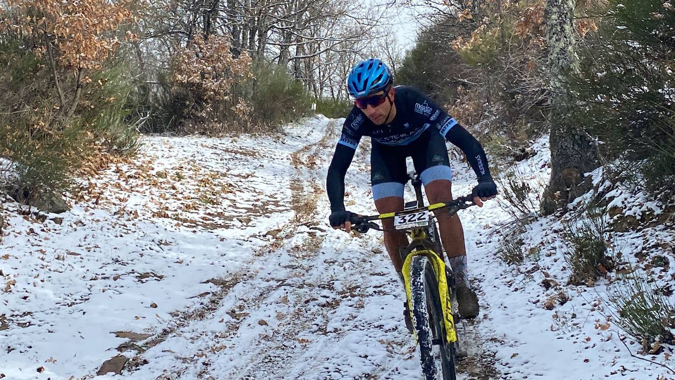 El frío y un recorrido de 2.700 metros de desnivel y 133 kilómetros ha sido el duro reto al que se han enfrentado los participantes de la Power Race León, con Francisco Herrero y Anna Ramírez como ganadores