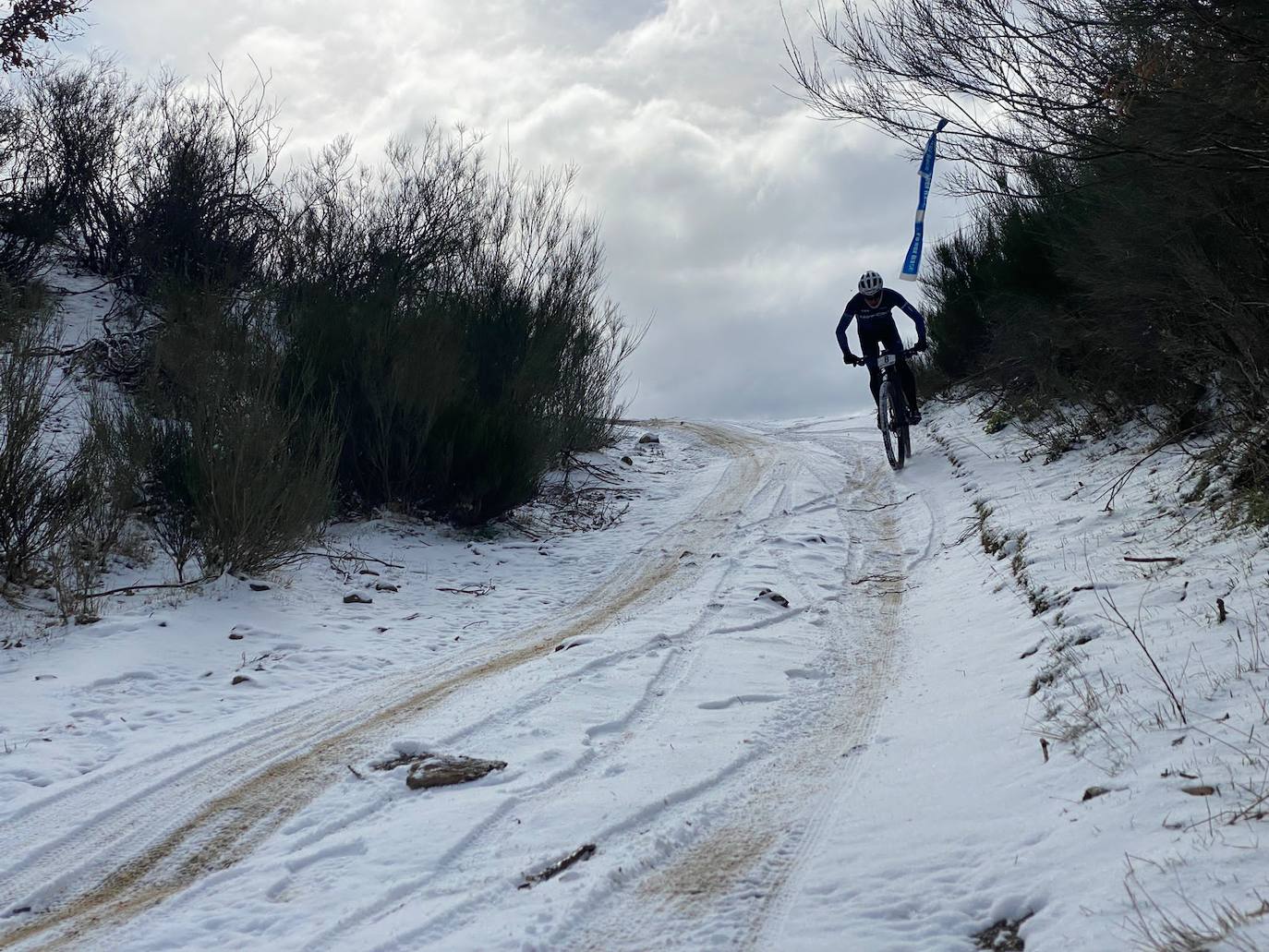 El frío y un recorrido de 2.700 metros de desnivel y 133 kilómetros ha sido el duro reto al que se han enfrentado los participantes de la Power Race León, con Francisco Herrero y Anna Ramírez como ganadores