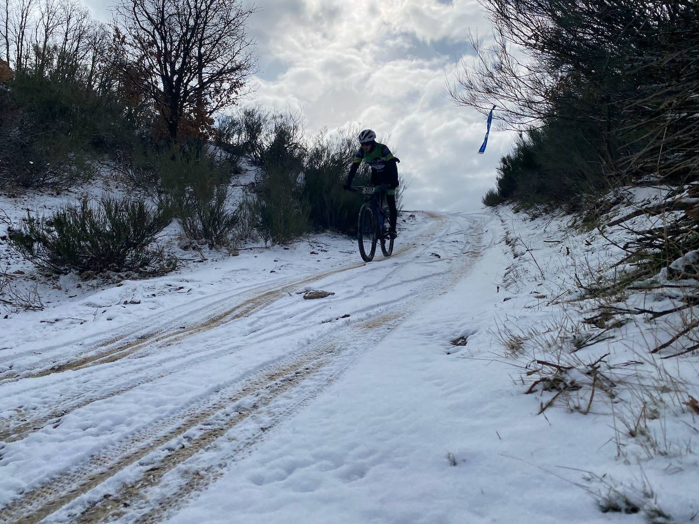 El frío y un recorrido de 2.700 metros de desnivel y 133 kilómetros ha sido el duro reto al que se han enfrentado los participantes de la Power Race León, con Francisco Herrero y Anna Ramírez como ganadores