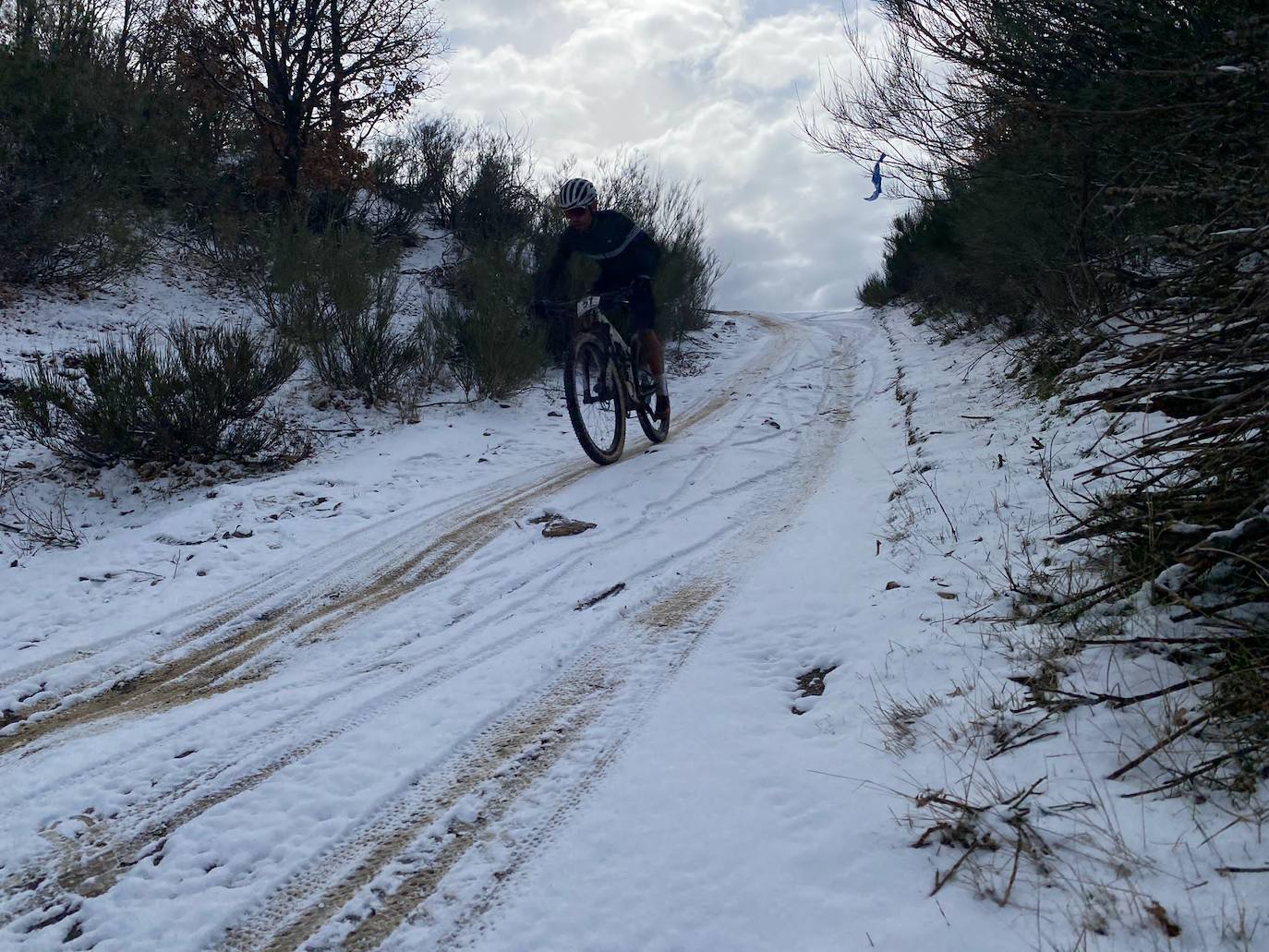 El frío y un recorrido de 2.700 metros de desnivel y 133 kilómetros ha sido el duro reto al que se han enfrentado los participantes de la Power Race León, con Francisco Herrero y Anna Ramírez como ganadores