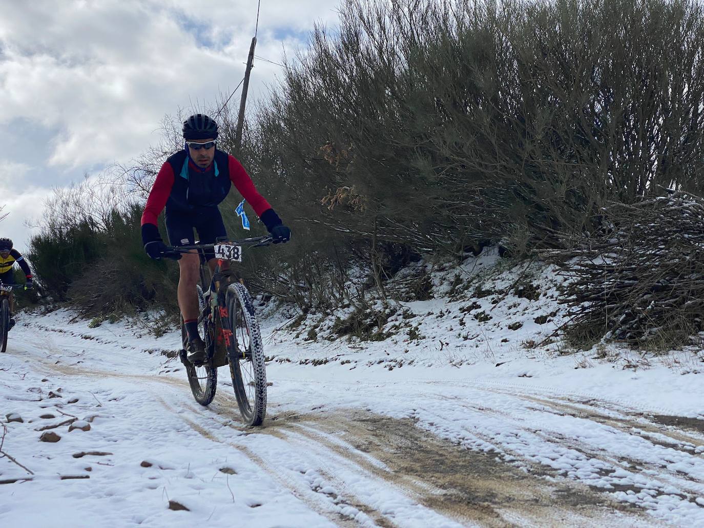 El frío y un recorrido de 2.700 metros de desnivel y 133 kilómetros ha sido el duro reto al que se han enfrentado los participantes de la Power Race León, con Francisco Herrero y Anna Ramírez como ganadores